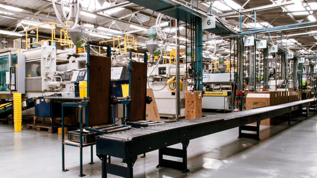台灣製造業工廠生產線,職業安全衛生設施管理示意 Taiwan manufacturing factory production line illustrating occupational safety and health facility management